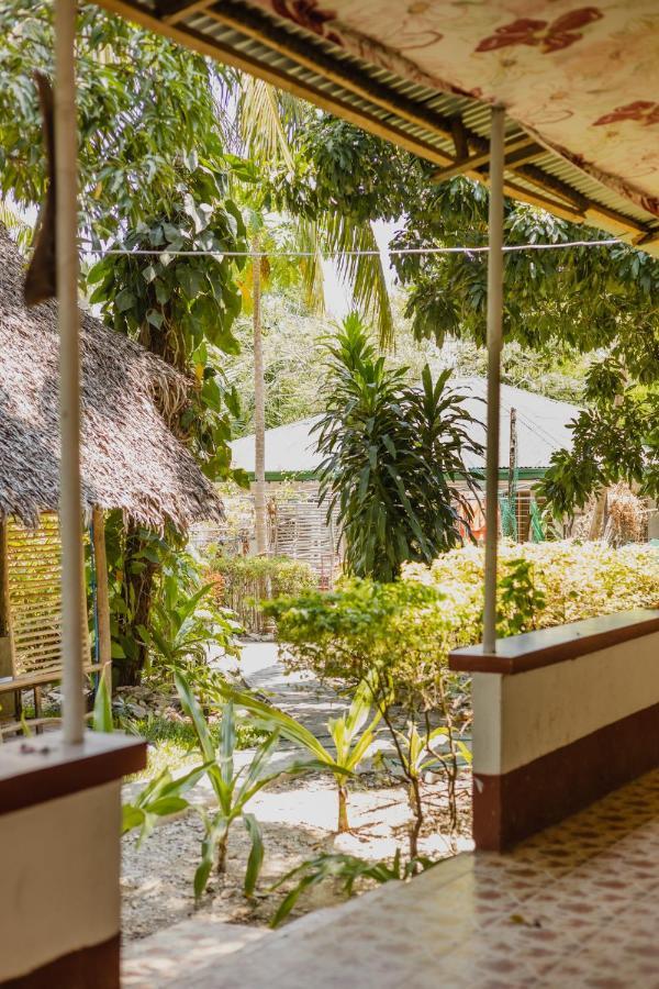 Amami Garden Hostel Puerto Galera Buitenkant foto